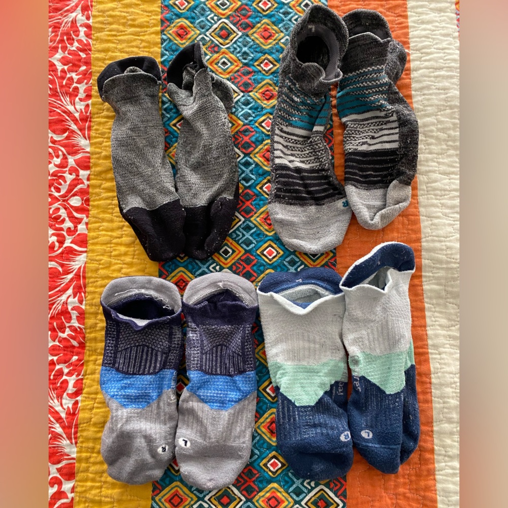 Feetures men’s running socks. Four pairs. Size Large.